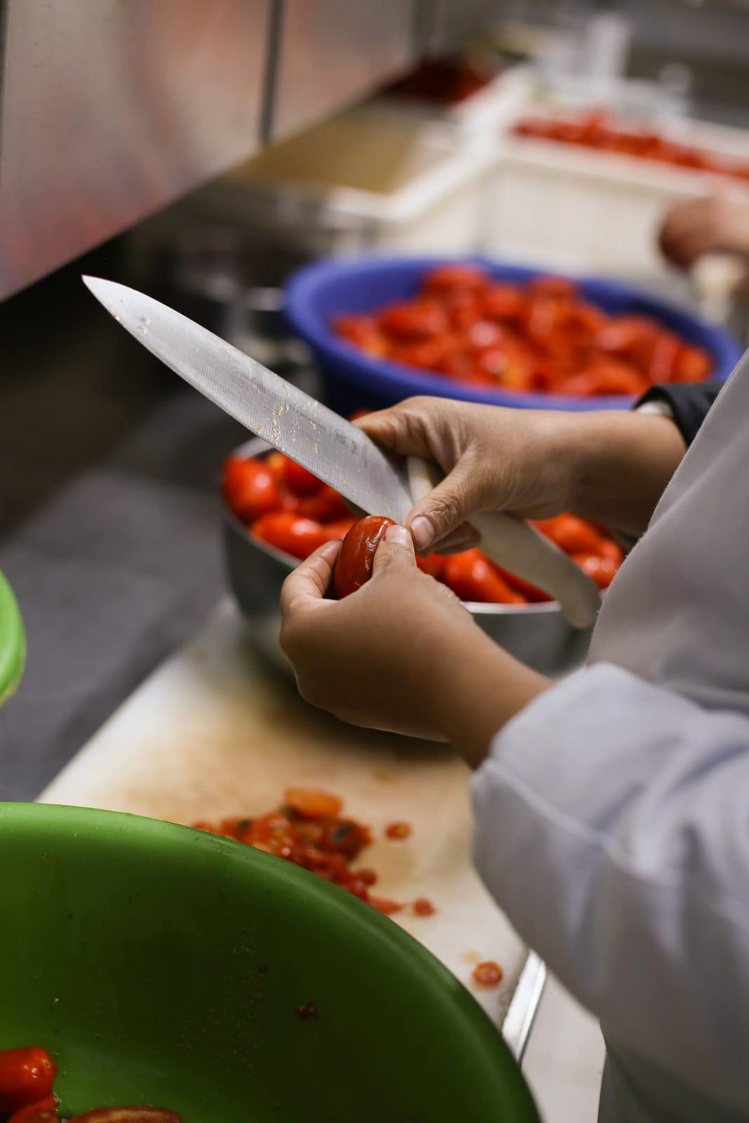 Tomates sendo cortados na cozinha